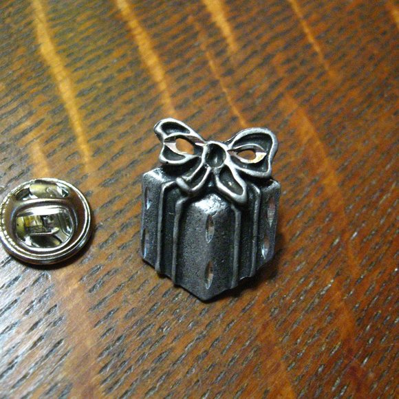 🎁 Wrapped Present Vintage Lapel Pin - Picture 2 of 4